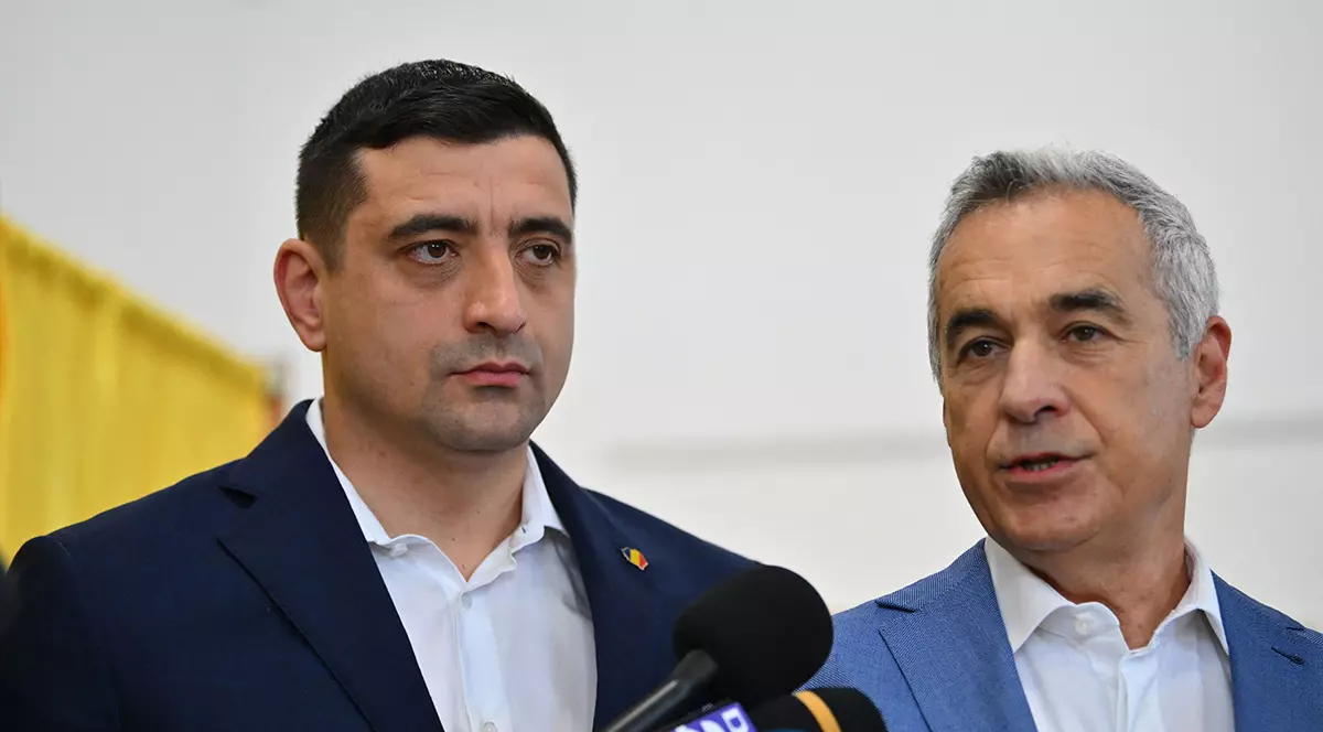 BUCURESTI, ROMÂNIA - 4 MAI: Candidatul prezidențial George Simion, în stânga, își exprimă votul, alături de Călin Georgescu, câștigătorul primului tur al alegerilor anulate de anul trecut, în primul tur al alegerilor prezidențiale reluate la București, România, duminică, 4 mai 2025.