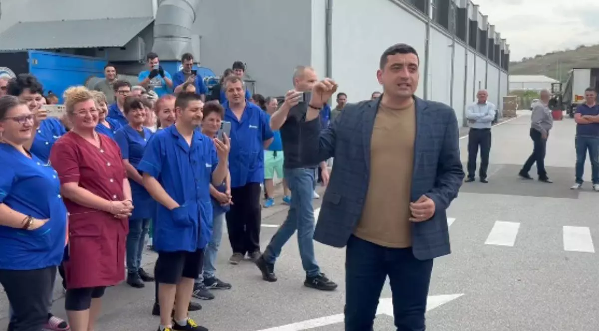 Poză cu George Simion de la Alba Iulia, având în stânga angajații unei fabrici de încălțăminte