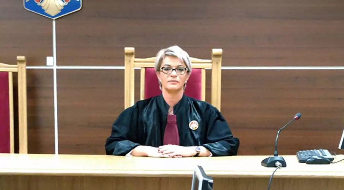 Poză cu Georgeta Ciungan, judecătoarea care s-a sinucis acum 8 zile. Stă pe scaun și poartă roba de judecător