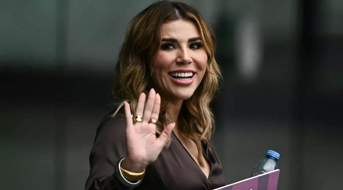 Guvernatoarea statului Baja California, Marina del Pilar Avila Olmeda, îmbrăcată într-o bluză de culoare maro închis, cu părul desfăcut, salută cu mâna dreapto ridicată la plecarea de la ceremonia de inaugurare a noii președinte a Mexicului, Claudia Sheinbaum,