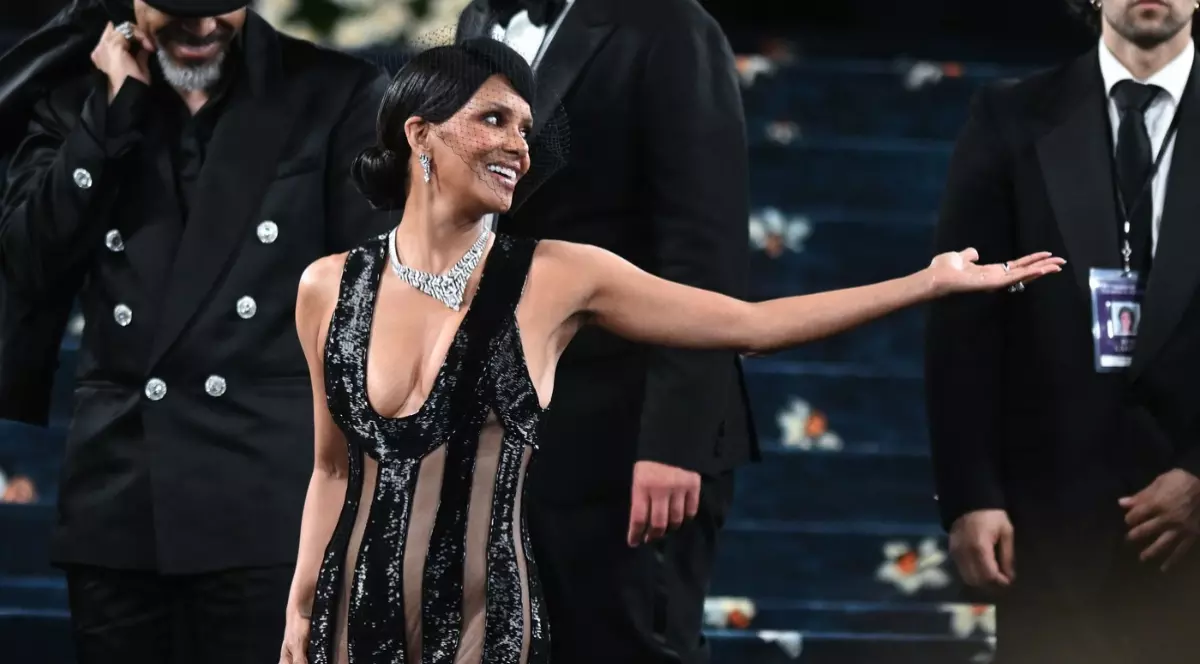 Halle Berry în rochie neagră cu părți transparente la Met Gala 2025