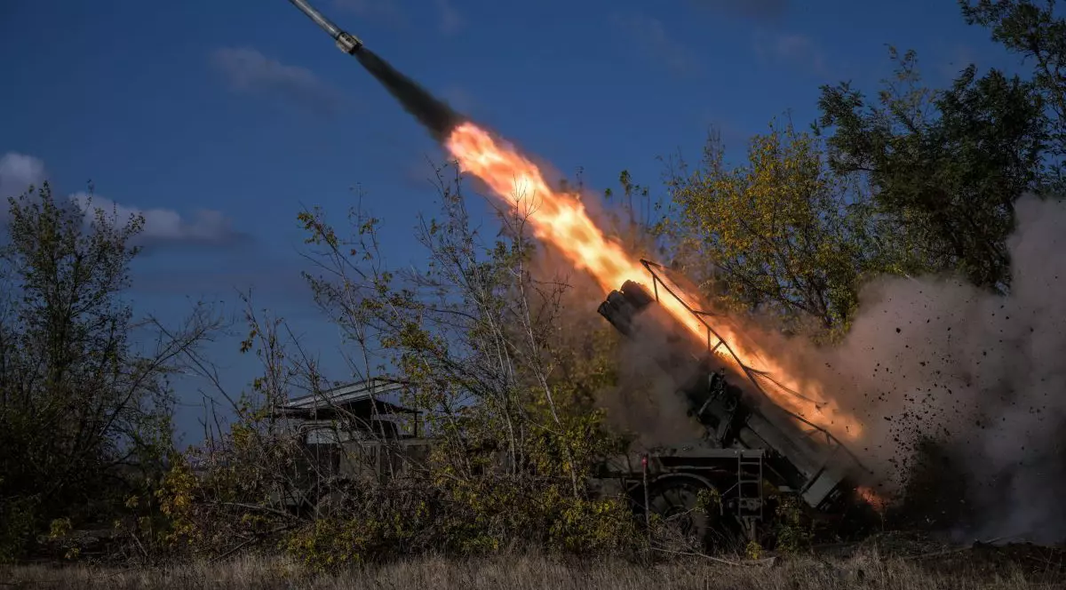 Militari ruși din Districtului Militar Central trag cu un lansator de rachete multiple BM-27 9K57 Uragan către pozițiile ucrainene din sectorul Povrovsk