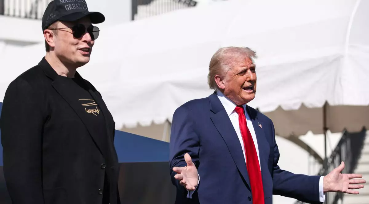 Elon Musk se uită la președintele Donald Trump care vorbește în fața mașinilor Tesla la Casa Albă din Washington, SUA