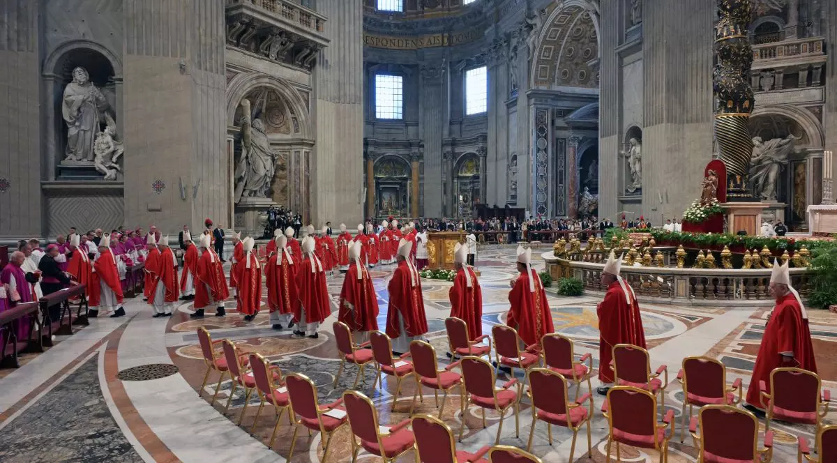 Cardinalii participă la o liturghie în a cincea din nouă zile de doliu pentru Papa Francisc, în Bazilica Sf. Petru din Vatican