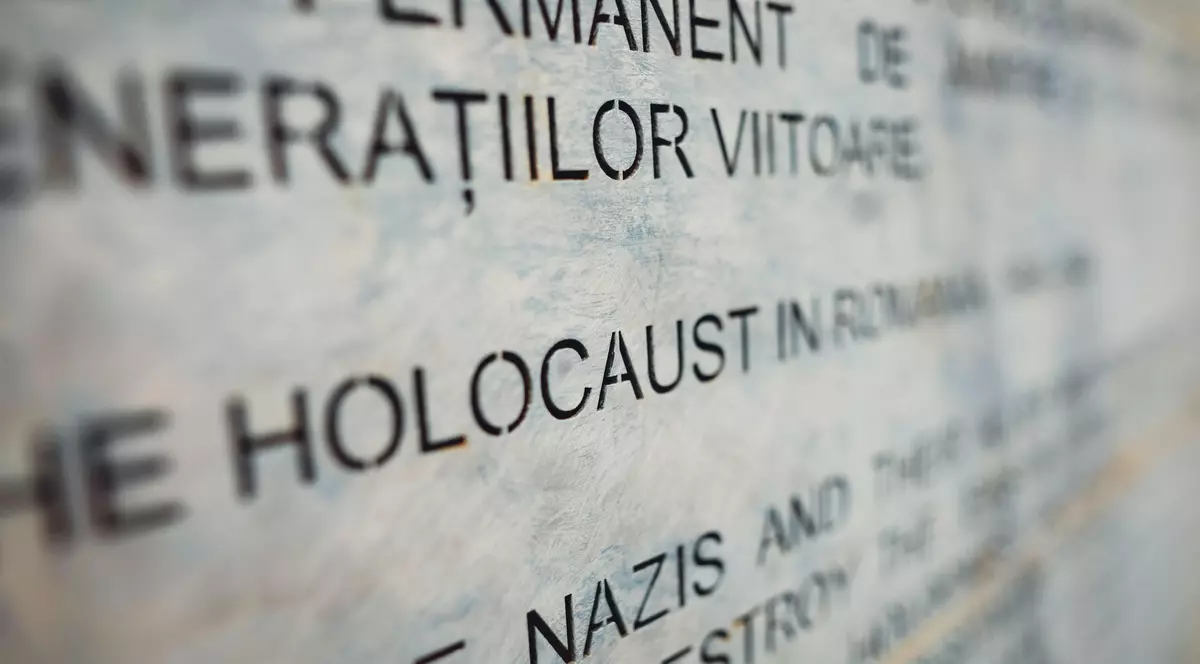 Poză cu un text despre istoria Holocaustului în interiorul Memorialului Holocaustului din România.
