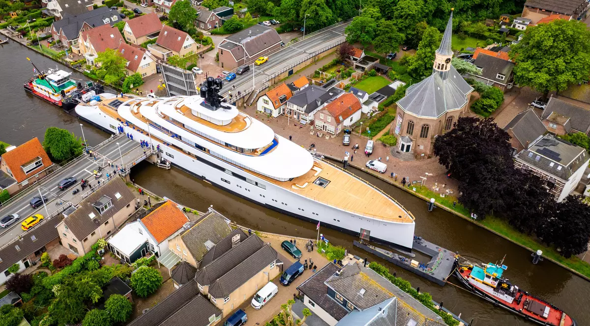 Megaiahtul de 150 de milioane de euro al fostului șef Starbucks trece la limită printr-un canal îngust, în Olanda