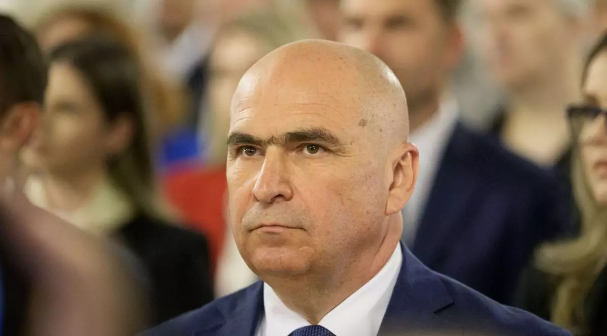 Ilie Bolojan, îmbrăcat la costum, la un eveniment politic.
