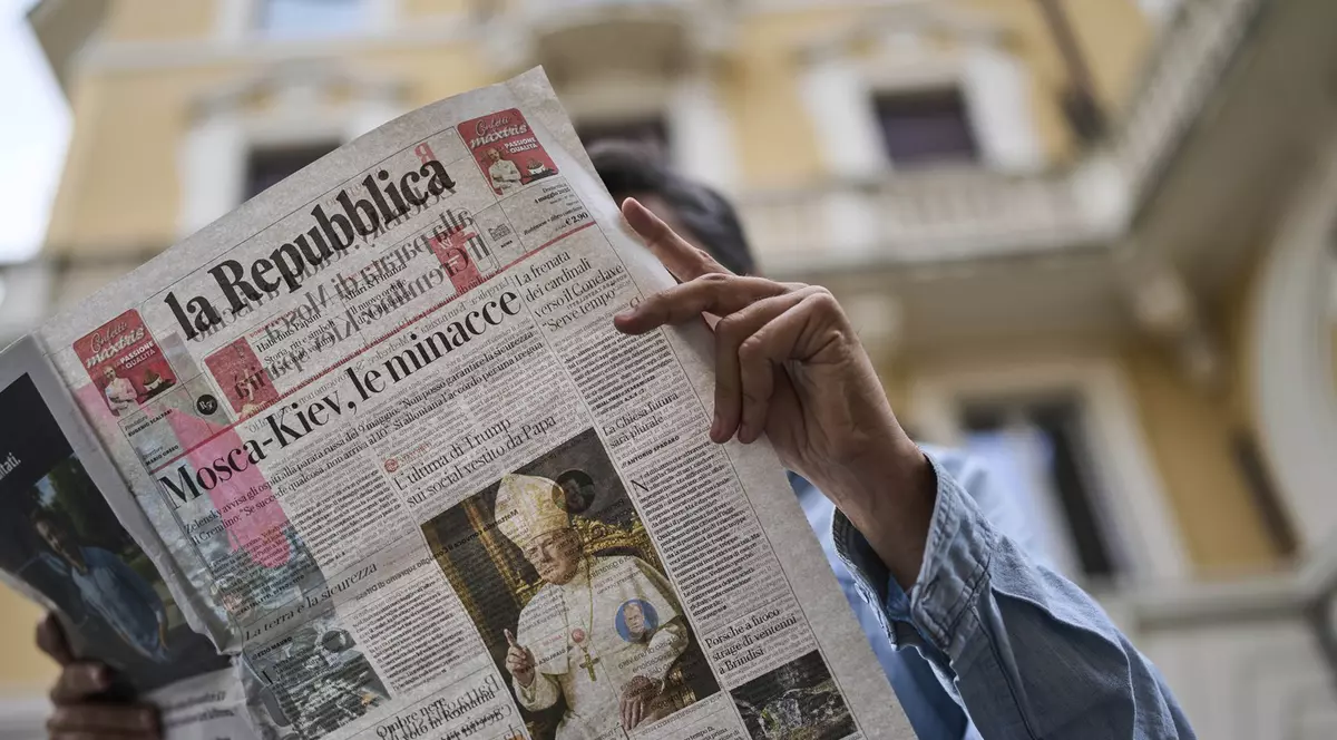 Imaginea în care Donald Trump se înfățișează ca papă, publicată și criticată în pagina de deschidere a ziarului italian La Repubblica Foto: Profimedia