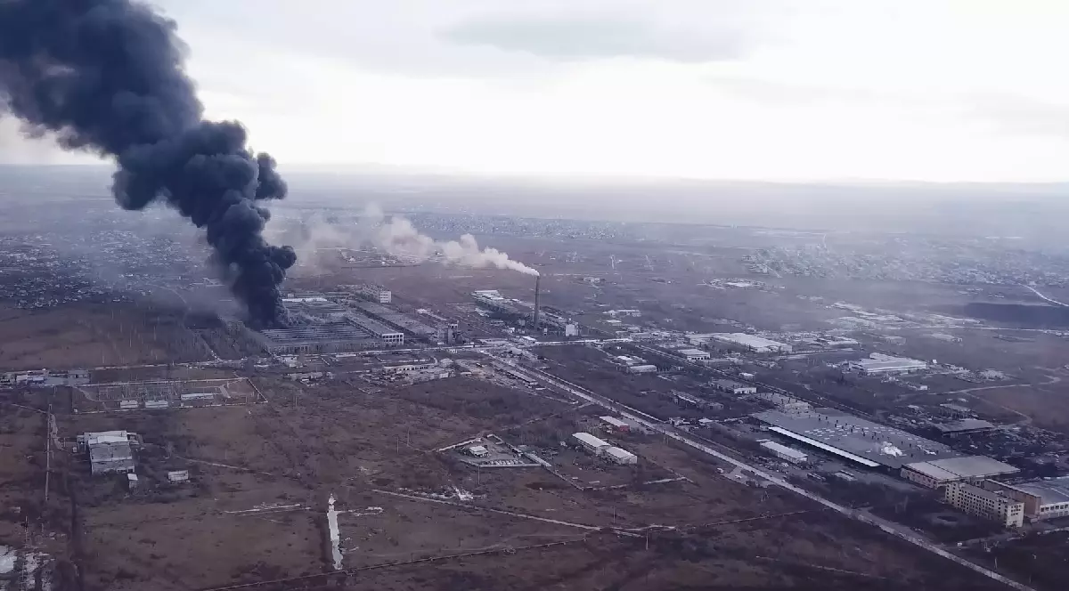 incendiu la o fabrică din Sevilla, Spania, fumul negru dens iese în partea stângă a imaginii