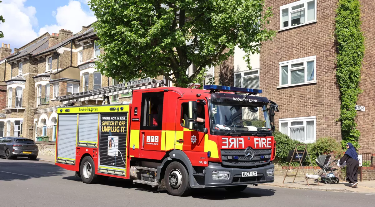 Masina de pompieri in fata unei cladiri.