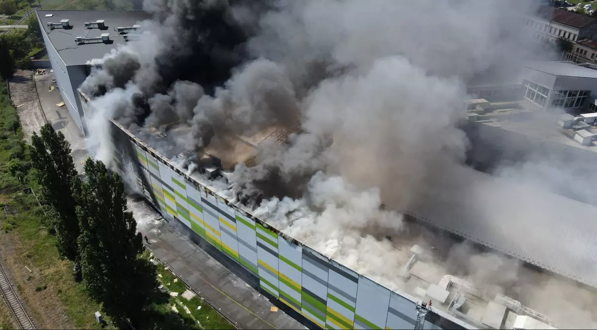 Fumul dens care se ridică la cer - incendiul se manifestă la un centru comerical din Arad