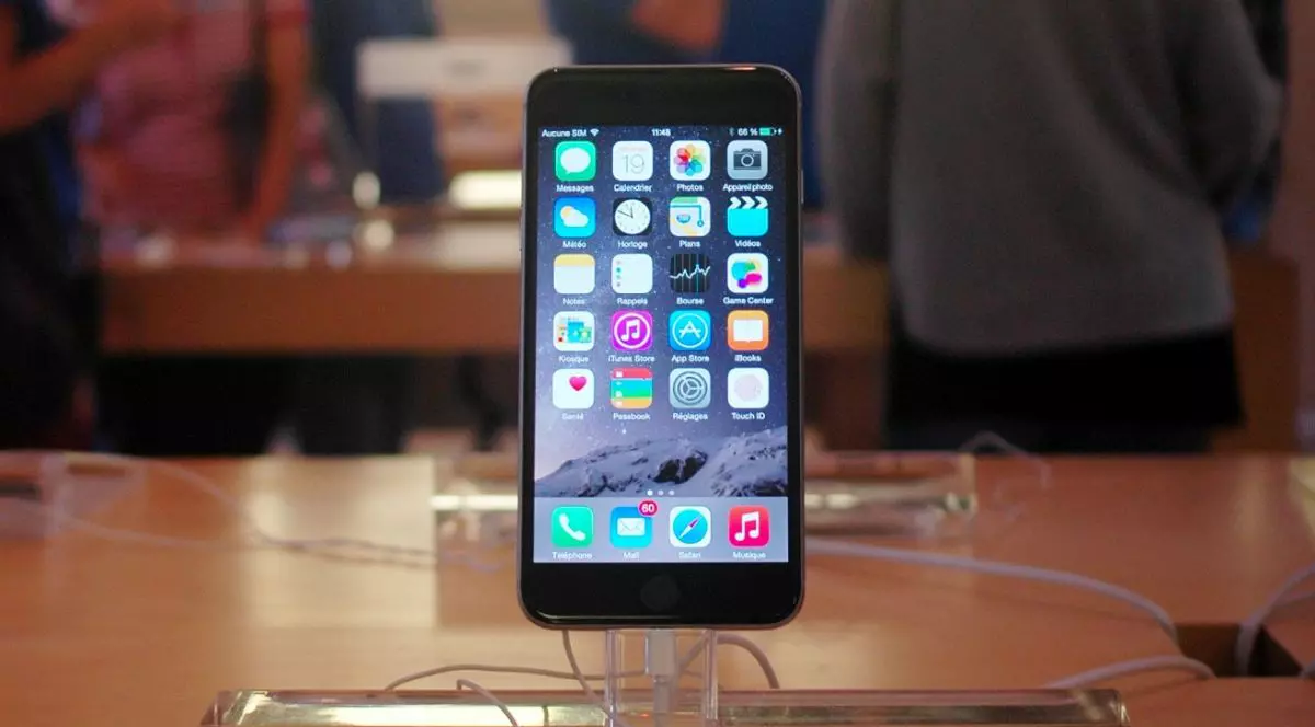 telefon marca apple, model iphone 6, așezat pe un stativ din plastic transparent, la lansarea modelului, la Paris, în 2014