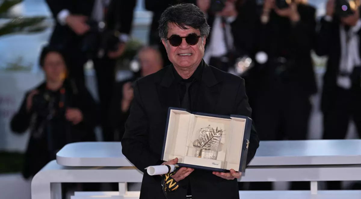 Jafar Panahi pozează cu premiul Palme d'Or pentru „Un simplu accident”, la cea de-a 78-a ediție a Festivalului de Film de la Cannes 2025