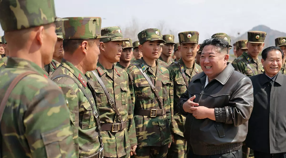 Kim Jong Un înconjurat de soldați