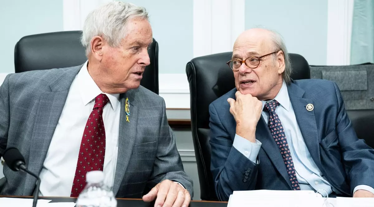 Joe Wilson (republican) discută cu Steve Cohen (democrat).