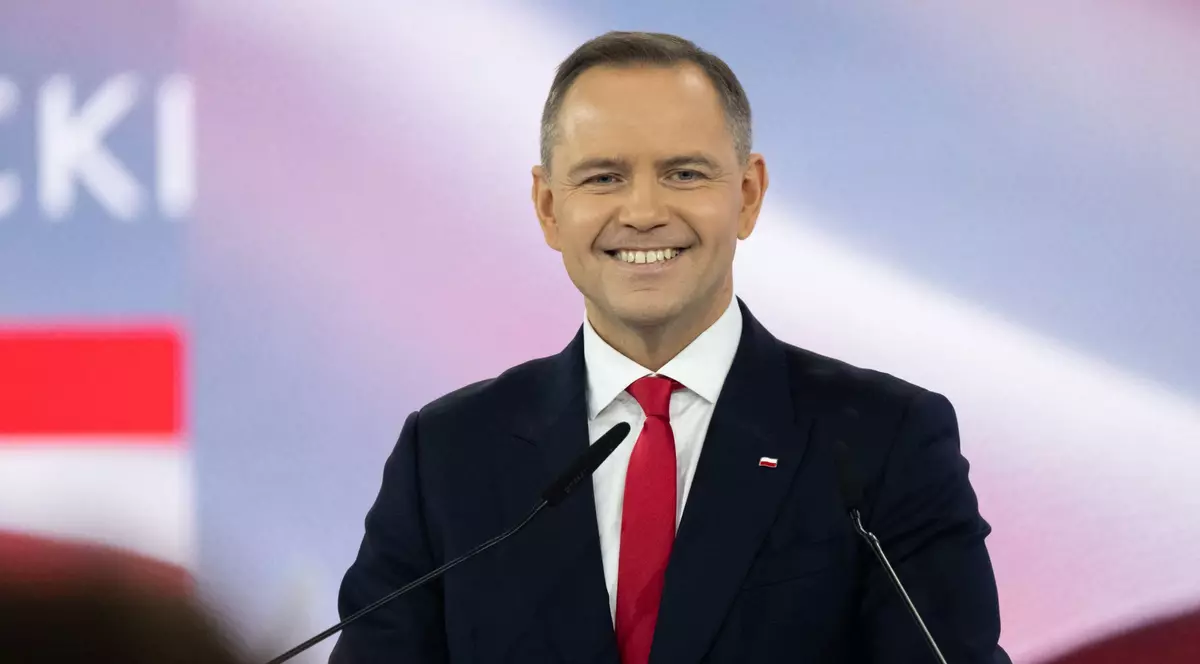Karol Nawrocki poartă un sacou negru, o cămașă albă și o cravată roșie