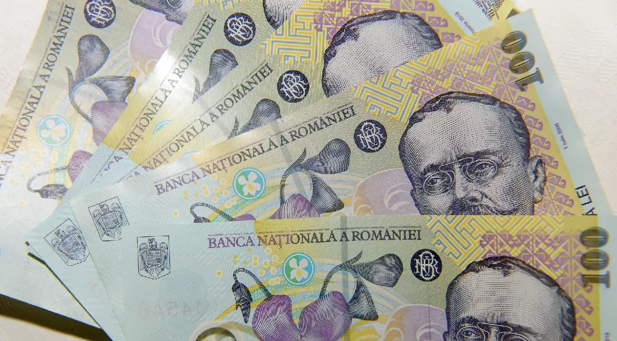 patru bancnote de 100 de lei