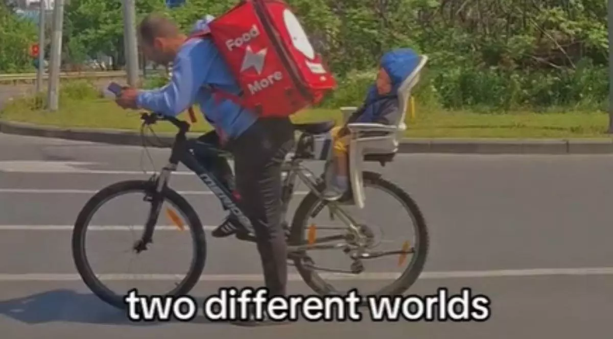 Poză cu livratorul de mâncare pe bicicletă și copilul care doarme