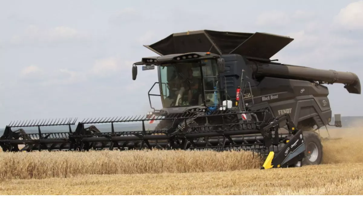 combină agricolgă neagră Fendt, pe o plantație de grâu