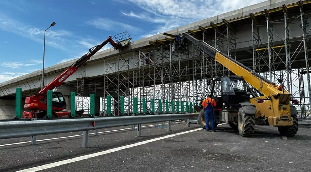 Utilaje care lucrează la un pod de pe lotul 2 de pe autostrada A7 Ploiești - Buzău