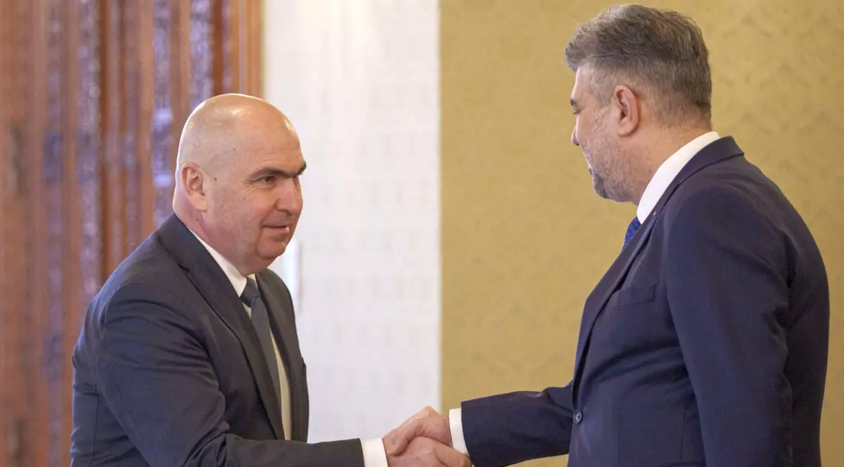 Marcel Ciolacu da mana cu presedintele interimar Ilie Bolojan. Ciolacu a renuntat la functia de premier dupa doi ani