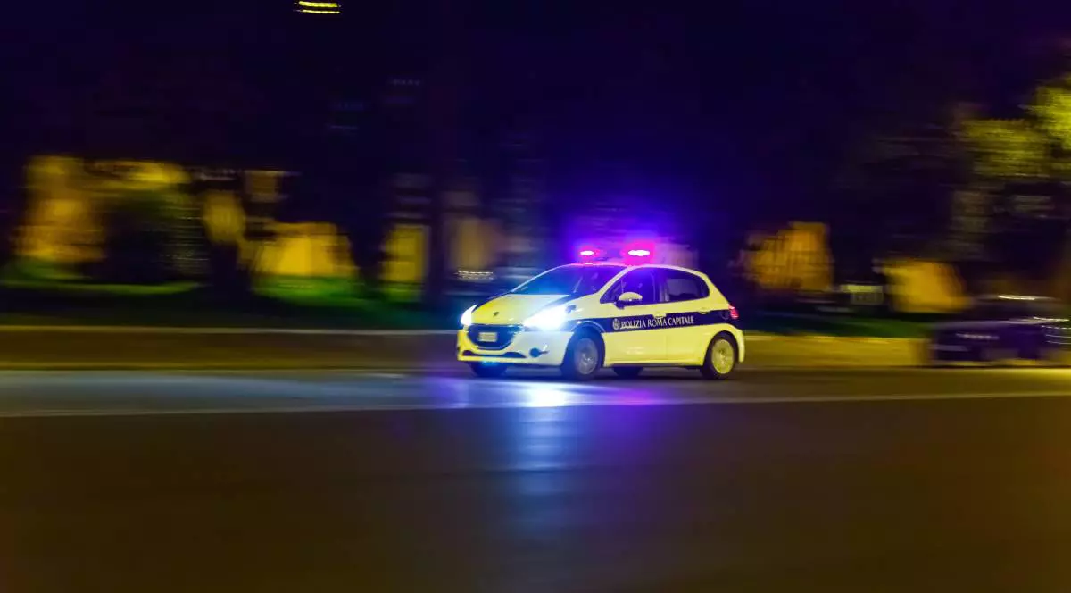 Autospecială a poliției în timpul unei intervenții, cu girofarul pornit.