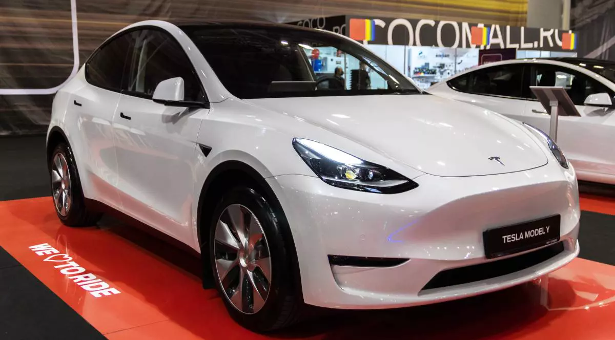 Tesla Model Y de culoare albă, expus într-o reprezentanță auto