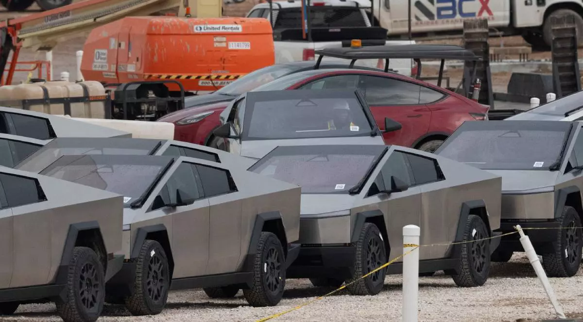 Mai multe mașini electrice Tesla model Cybertruck în curtea facbricii companiei din Austin, SUA.