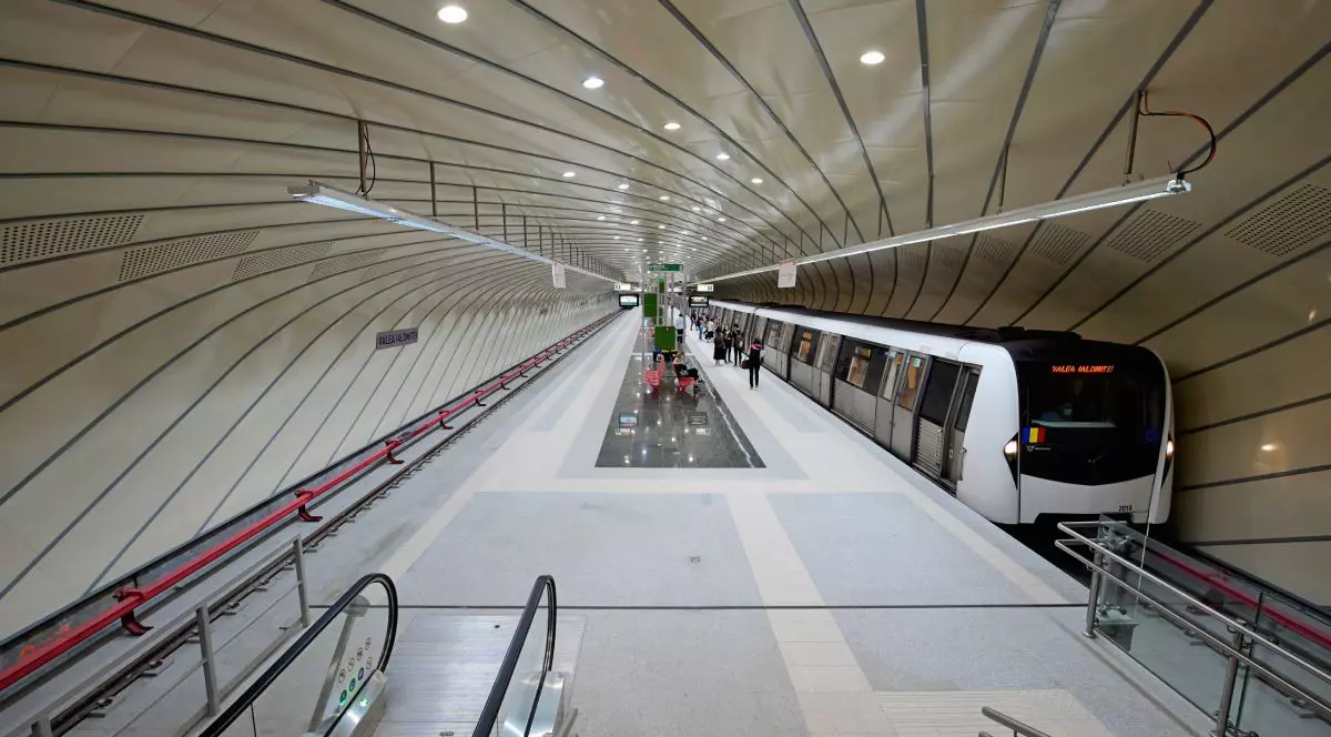 Metrou in stație, în București