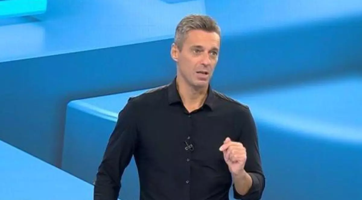 Mircea Badea în cămașă neagră în studioul de la În gura presei