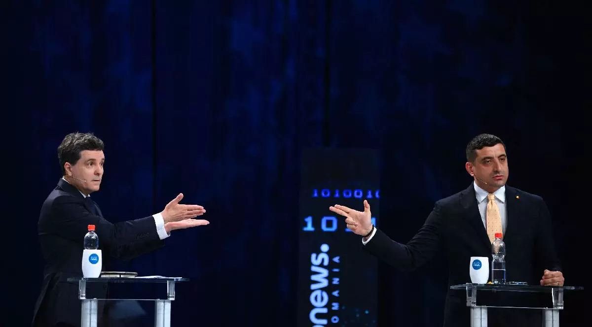 Nicușor Dan (stânga) și George Simion se contrează în timpul unei dezbateri electoral