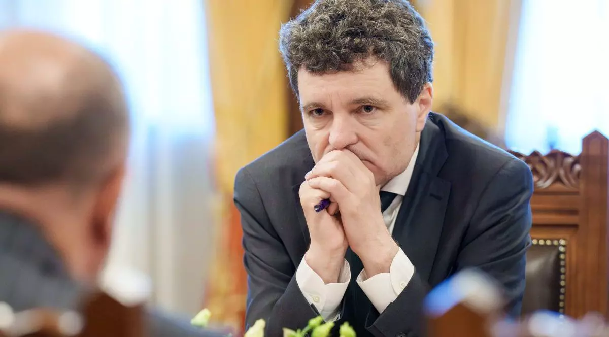 Președintele Nicușor Dan discută, îngândurat, cu reprezentanți ai mediului asociativ de afaceri, Palatul Cotroceni, 29 mai 2025