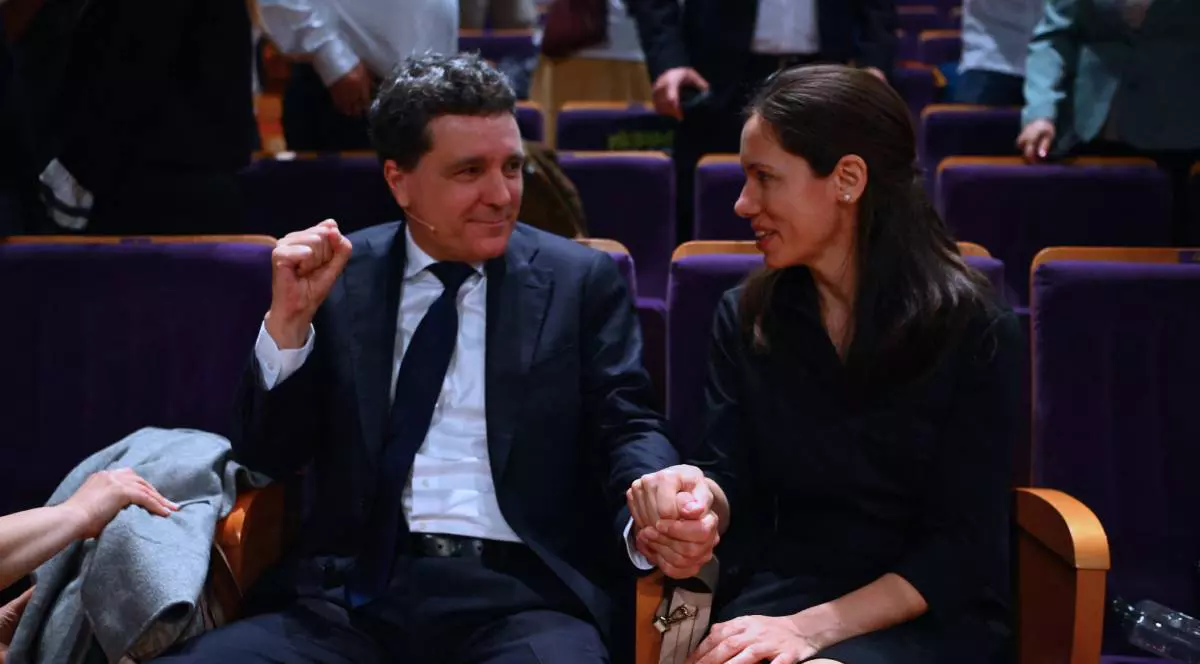 Nicușor Dan și Mirabela Grădinaru veseli, în culisele dezbaterii electorale dintre Nicușor Dan și George Simion.