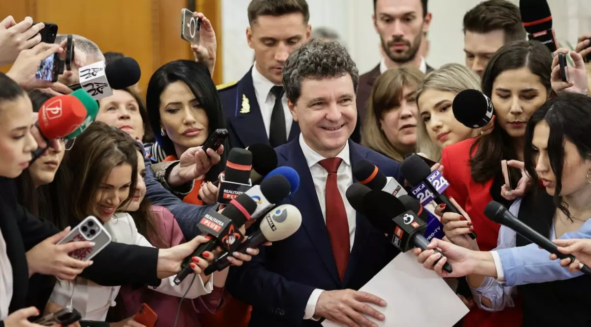 Noul președinte al României, Nicușor Dan, după ce a depus jurământul în Parlament, este zâmbitor și vorbește cu presa, București, 26 mai 2025, Palatul Parlamerntului