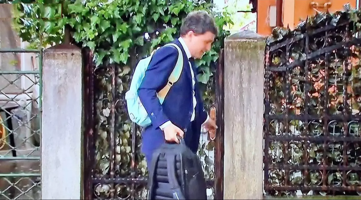 Nicușor Dan, surprins în timp ce iese din casă și are în spate ghiozdanul copilului, în ziua în care depune jurământul ca președinte al României, București, 26 mai 2025