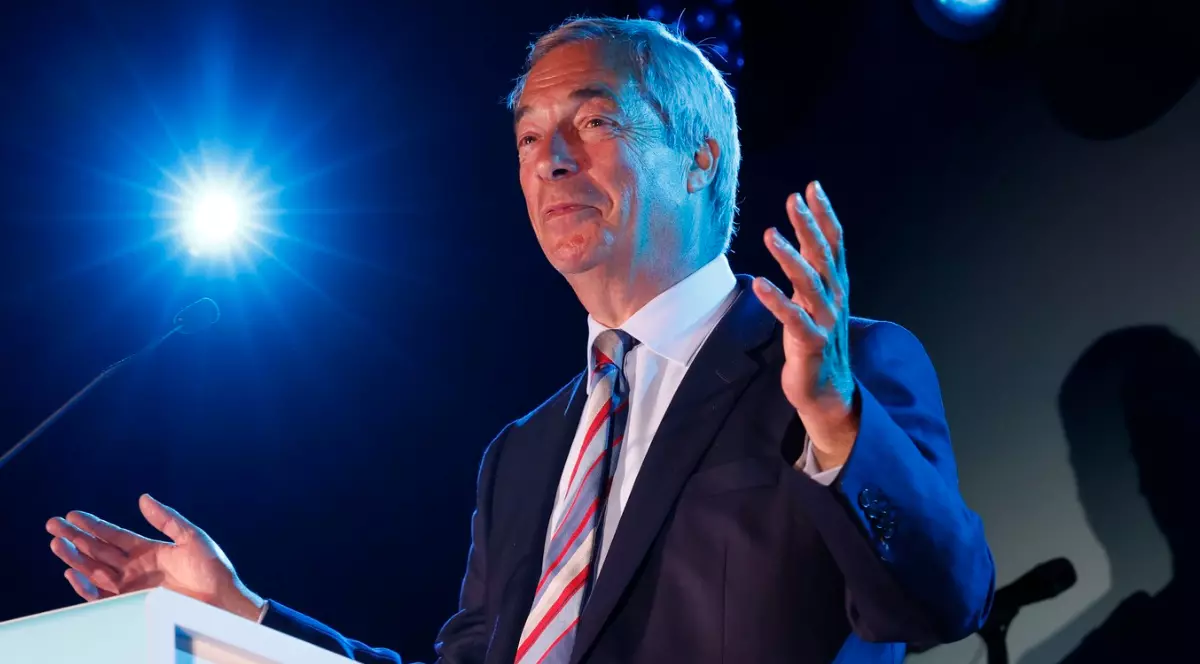 În imagine este ilustrat un bărbat care este îmbrăcat în costum închis la culoare, cămașă albă și se află în fața unui microfon