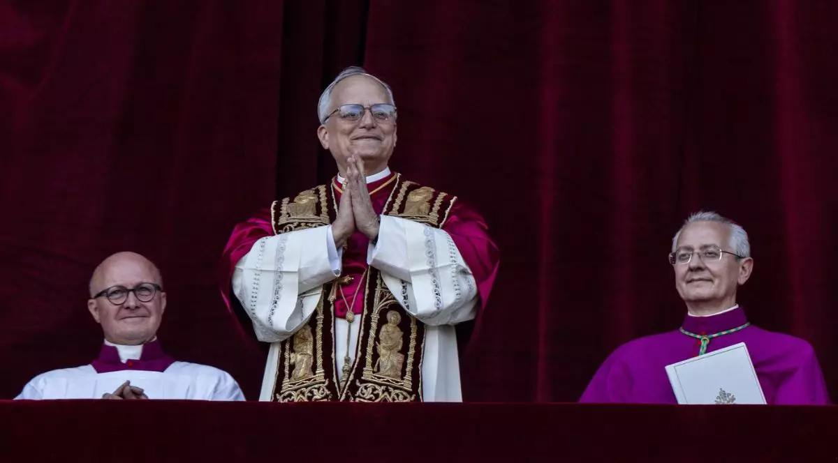 Noul papă ales, Leon al XIV-lea, americanul Robert Francis Prevost, la balconul Bazilicii Sfântul Petru din Vatican