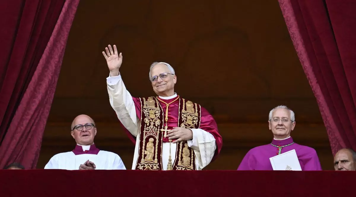Noul papă Leon al XIV-lea, Robert Prevost, se adresează mulțimii de la balconul central al Bazilicii Sfântul Petru pentru prima dată, după ce cardinalii au încheiat conclavul, în Vatican.