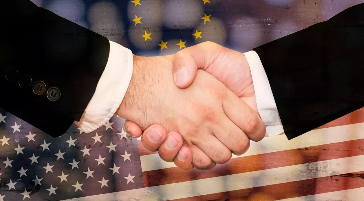 Ideea unei colaborari pentru protejarea Europei, strangerea mainilor cu steagurile Europei si SUA în fundal