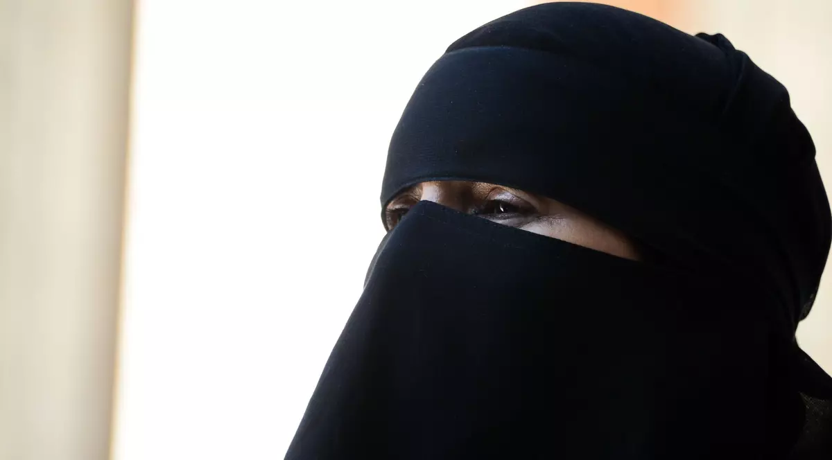 O femeie islamică tipică purtând burqa.