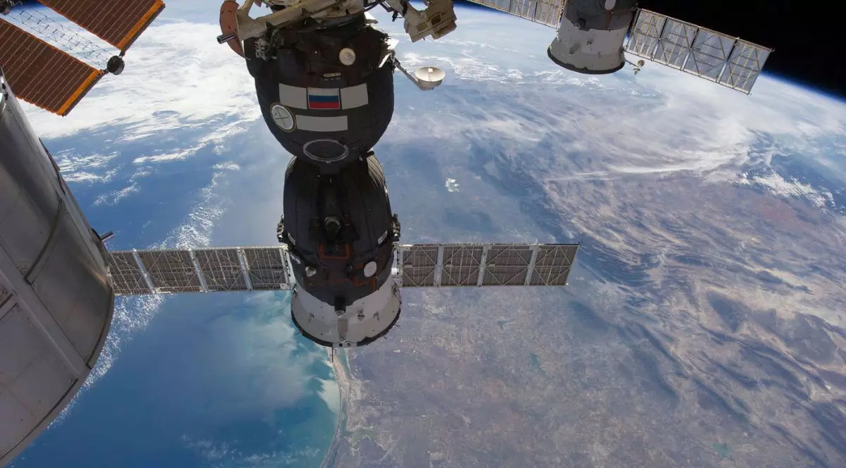 Nava spațială rusă andocată la Stația Spațială Internațională.