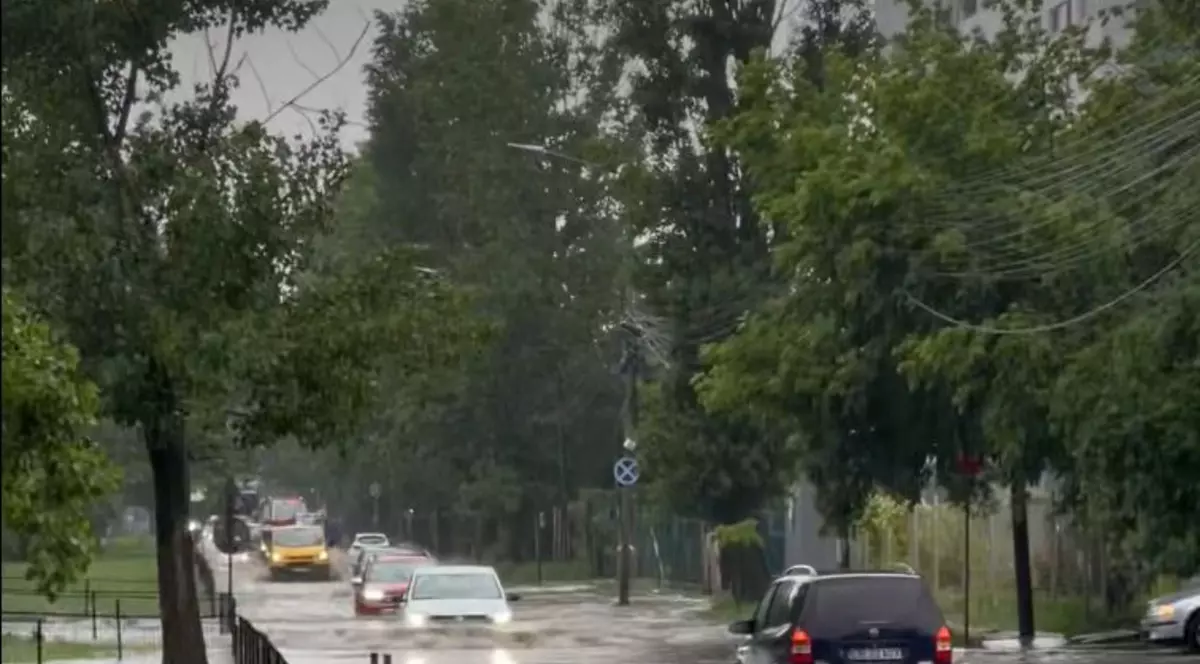 O ploaie puternică a făcut prăpăd în București. Bld Metalurgiei.