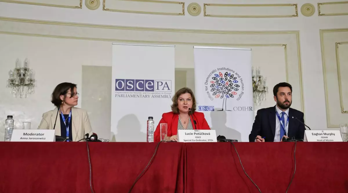 Observatori internaționali la turul 2 al alegerilor prezidențiale din 2025. Trei dintre ei stau la masă, în timpul unei conferințe de presă