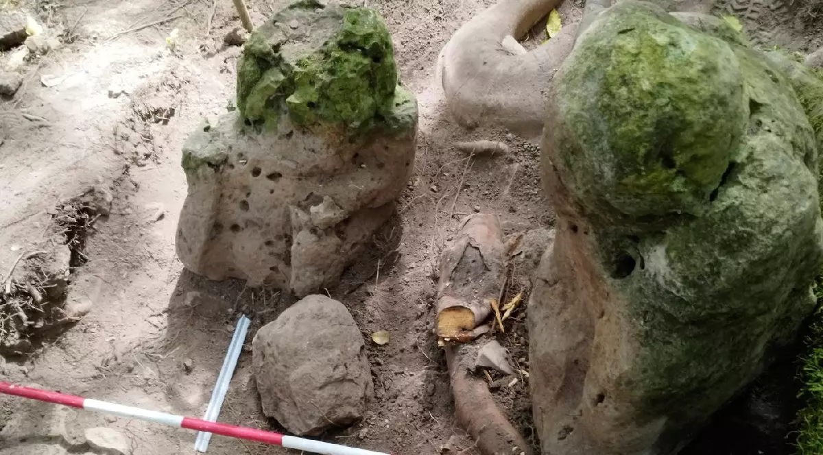 două sculpturi antropomorfe de formă sau aspect uman care "reprezintă un cuplu ancestral", descoperite în situl arheologic Uaxactun din Biosfera Maya, departamentul Peten, Guatemala.