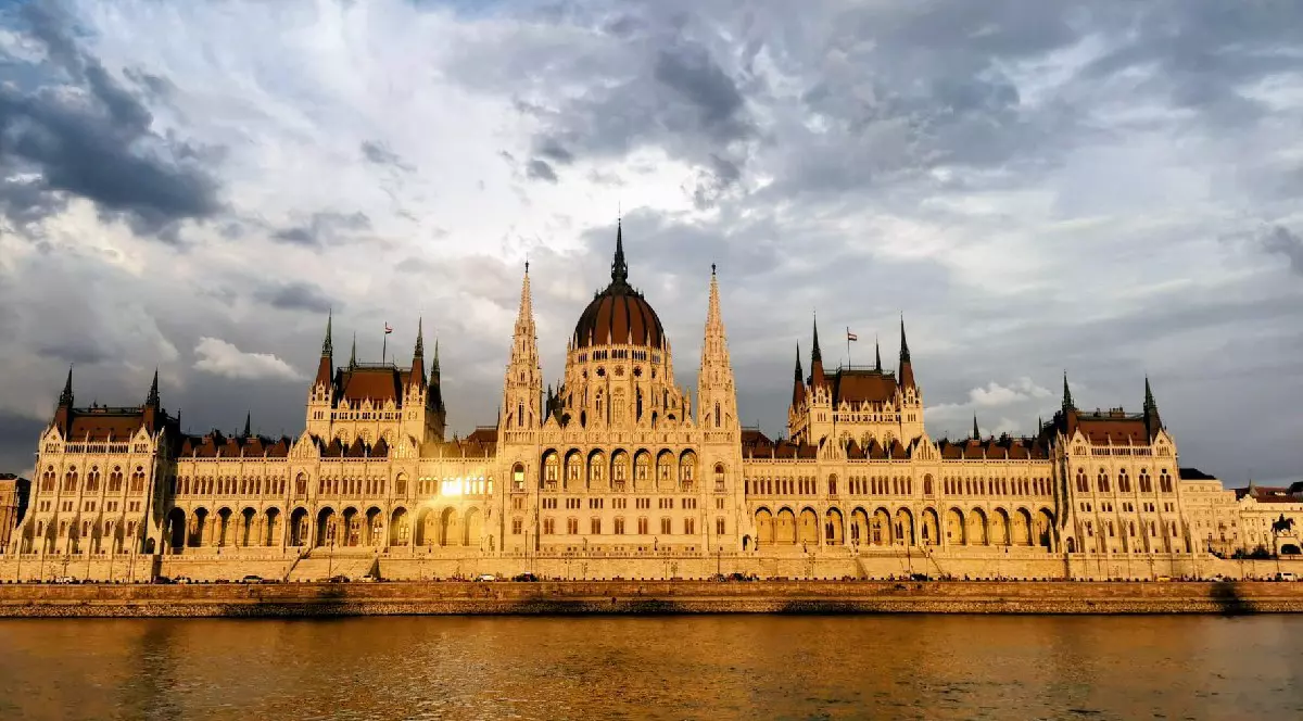 Palatul parlamentului Budapesta, Ungaria, la apus, văzut de pe Dunăre