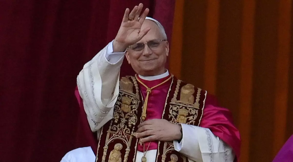 În imagine este ilustrat Papa Leon al XIV-lea, în straie papale