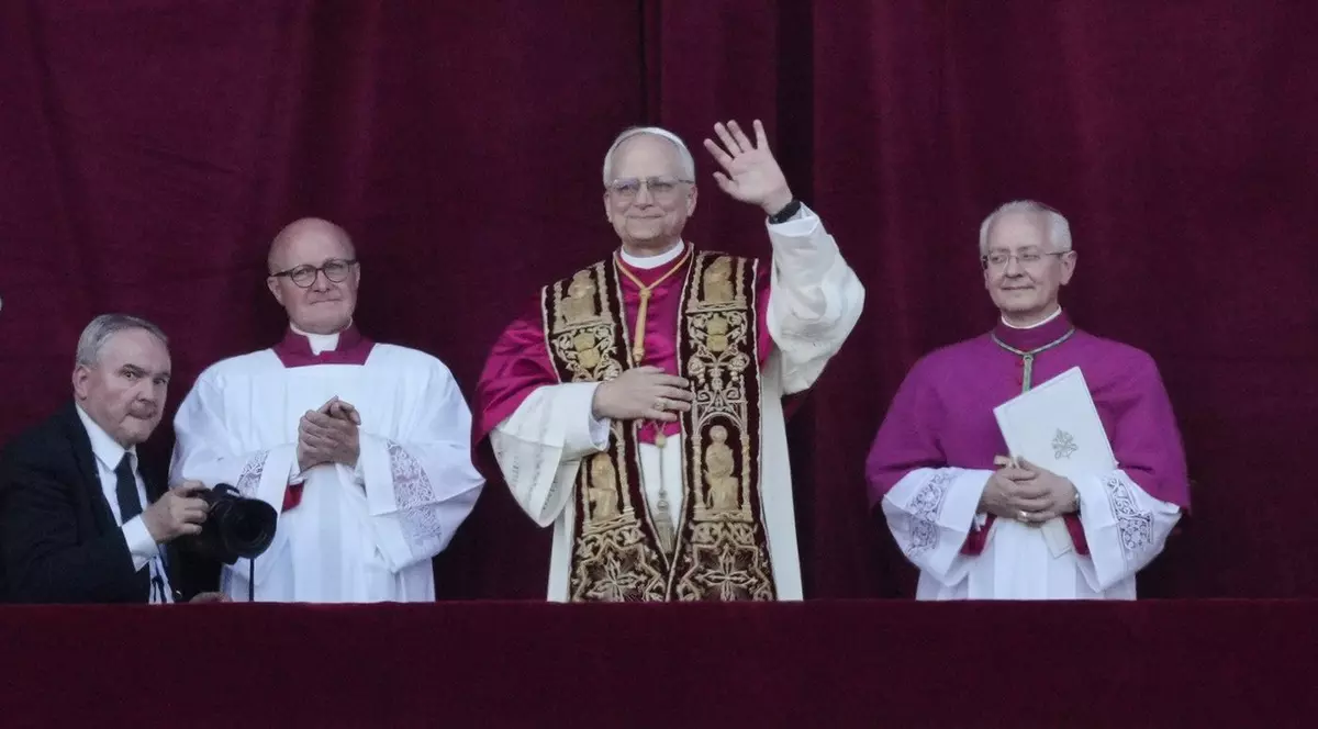 Papa Leon al XIV-lea salută mulțimea înainte de primul său discurs în noul rol Foto: Profimedia
