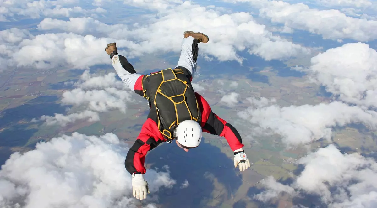 Poză cu un parașutist în cădere liberă