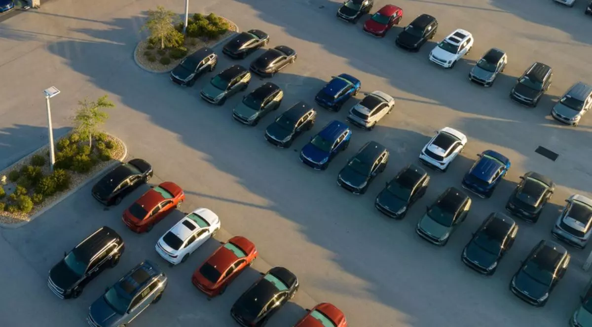 Imaginie de sus cu o parcare cu masini