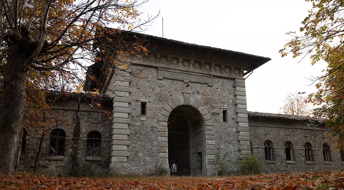 Județul Prahova, România - 11.11.2023: Clădirea închisorii abandonate „Doftana” din secolul al XIX-lea din Munții Carpați, România